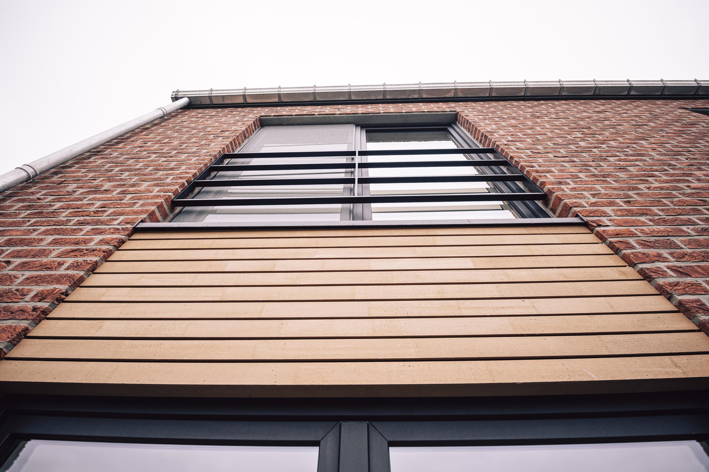 Bardage naturel en bois & brique rouge