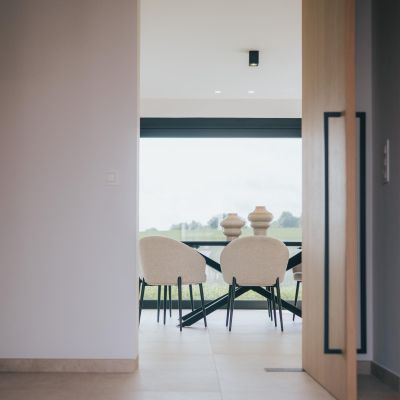 hall d'entrée avec vue sur la salle à manger pour cette construction clé sur porte dans le BW