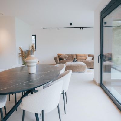 Vue sur le séjour et le premier salon pour cette construction clé sur porte