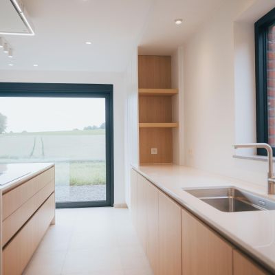 cuisine en bois avec plan de travail blanc et chassis intérieurs noirs