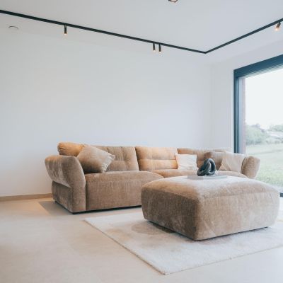 premier salon avec chassis fixe donnant sur l'éxtérieur carrelage beige