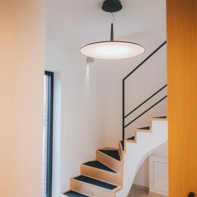 escaliers en chene rustique posé sur du béton et un garde corp minimaliste