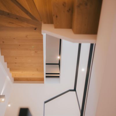 escaliers en chene rustique posé sur du béton et un garde corp minimaliste