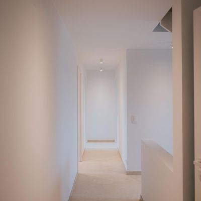 vue sur le hall de nuit carrelé avec un carrelage 60x60 beige et creme
