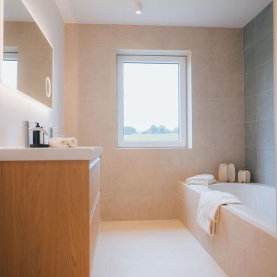 salle de bain dans les tons naturels : bois, beige, bleu