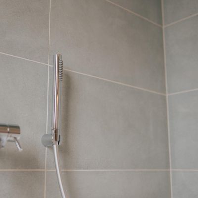 plus de détails sur la douchette de la baignoire et les faïences 