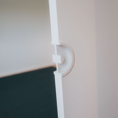 porte coulissante blanche séparant la chambre du dressing dans la suite parentale