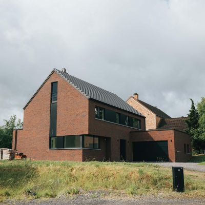 construction clé sur porte dans le brabant wallon en belgique avec une brique rouge et un joint noir