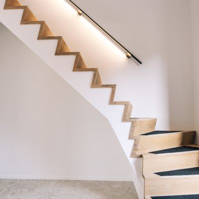 escaliers en bois clair 
