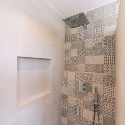 salle de douche faïences mosaïques beige